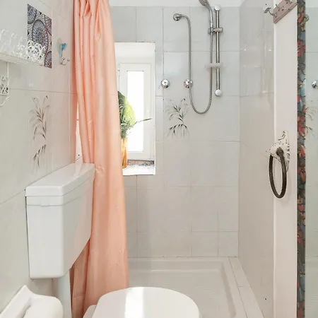 Steps From The Galliera Hospital And The Historic Center *