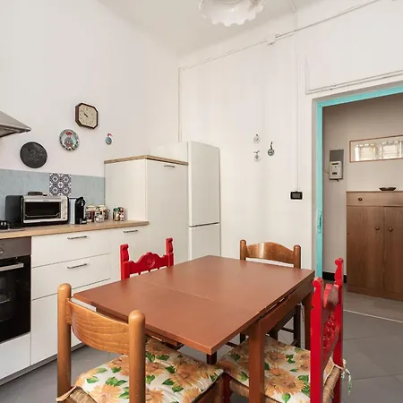 Apartment Steps From The Galliera Hospital And The Historic Center